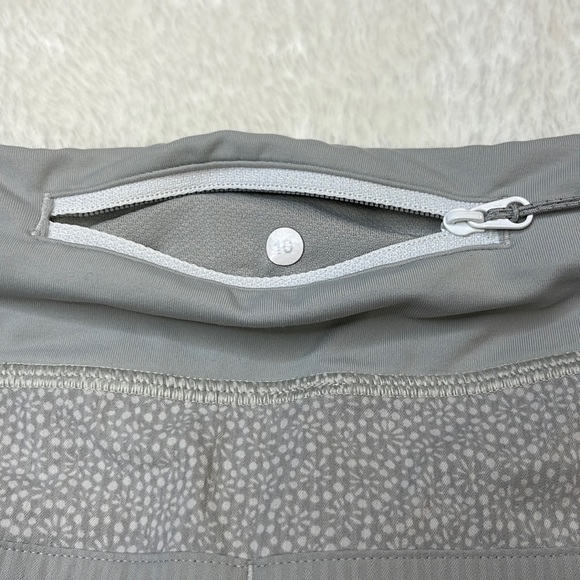 lululemon Speed Short Freckle Flower - Seal Grey Size 10 - Picture 5 of 11